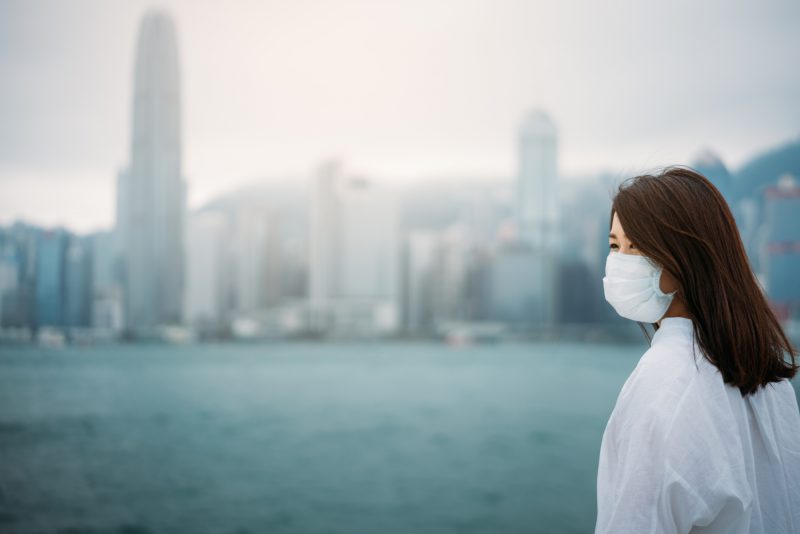 אישה עם מסכה בהונג קונג
