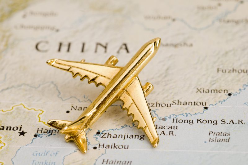 מטוס מוזהב על מפת סין