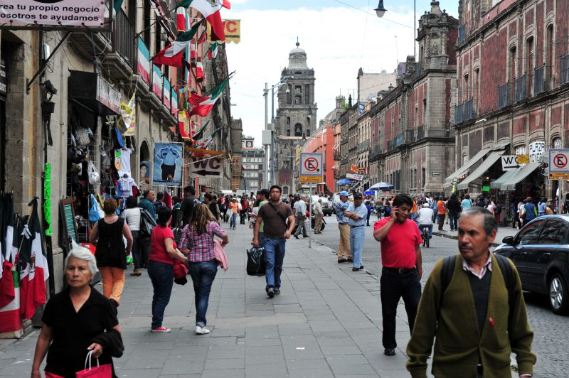רחוב מרכזי במקסיקו סיטי- אנשים הולכים