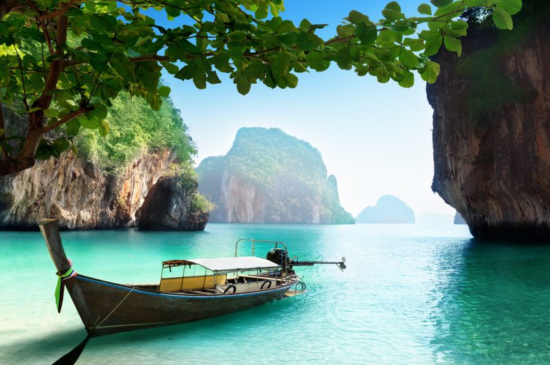 סירה עוגנת באיי תאילנד