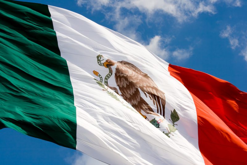 דגל מקסיקו מתנפנף 