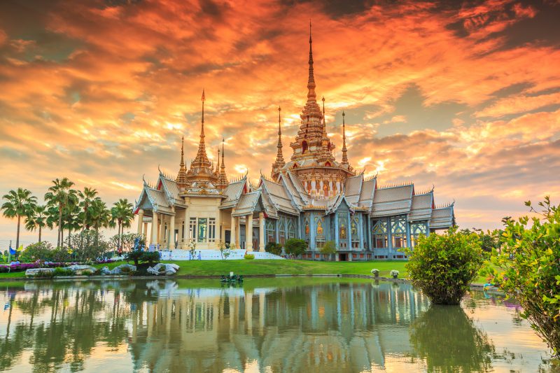 מקדש תאילנדי בשקיעה