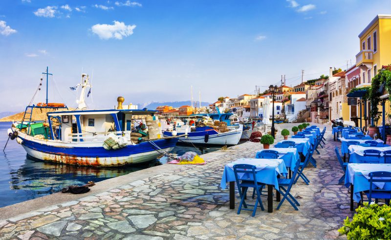 סירות עוגנות בנוף יווני