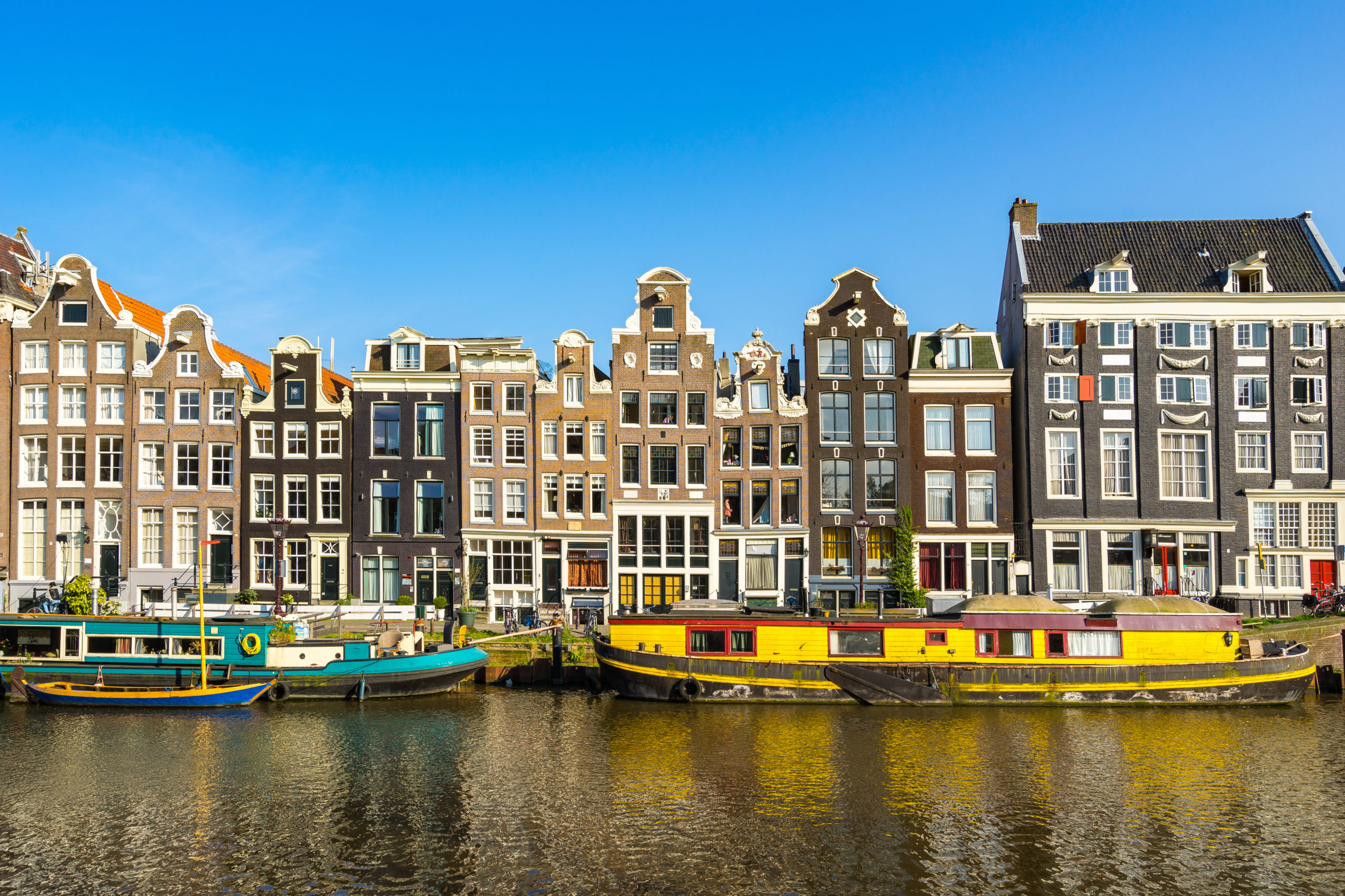 בניינים על נהר באמסטרדם 