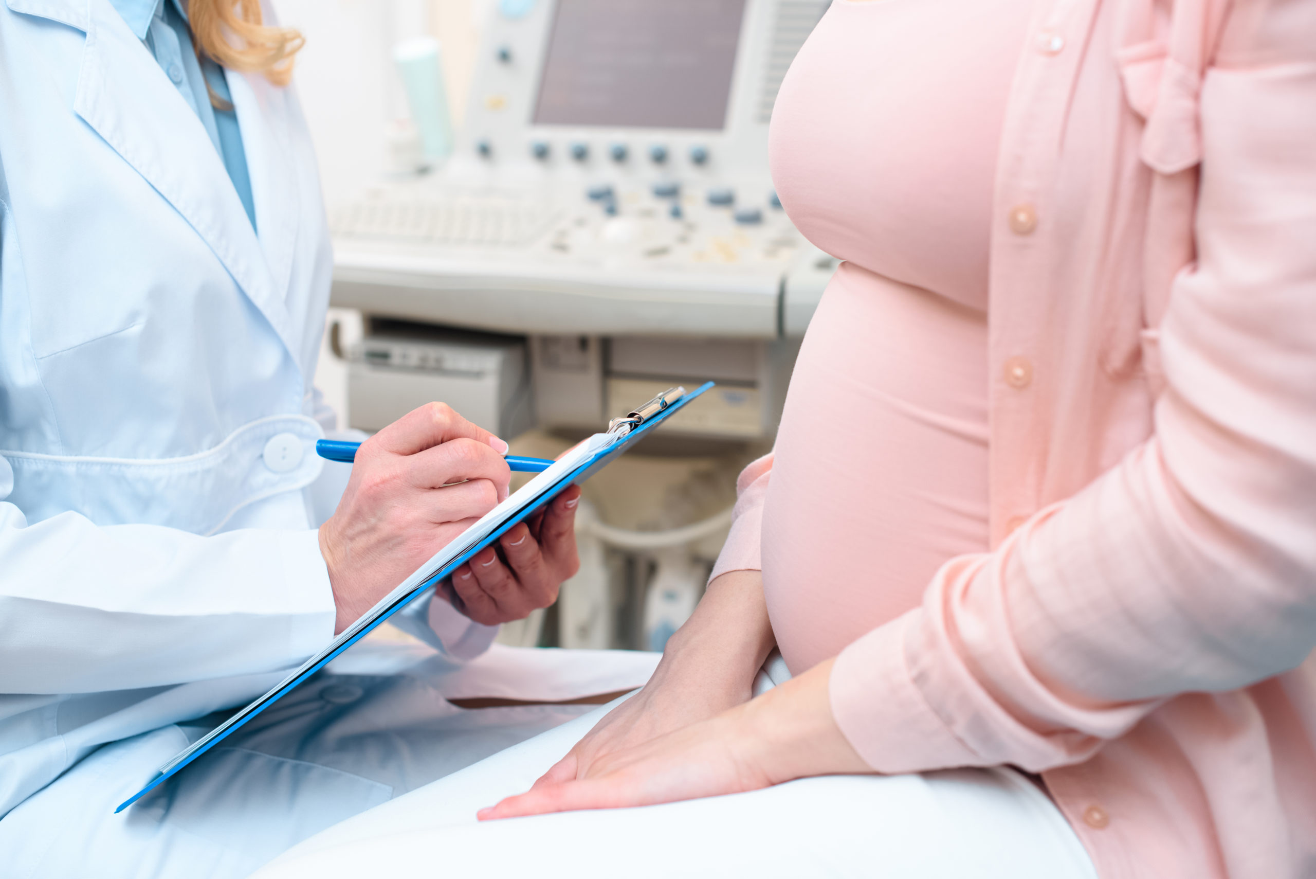אישה בהריון בבדיקה רפואית